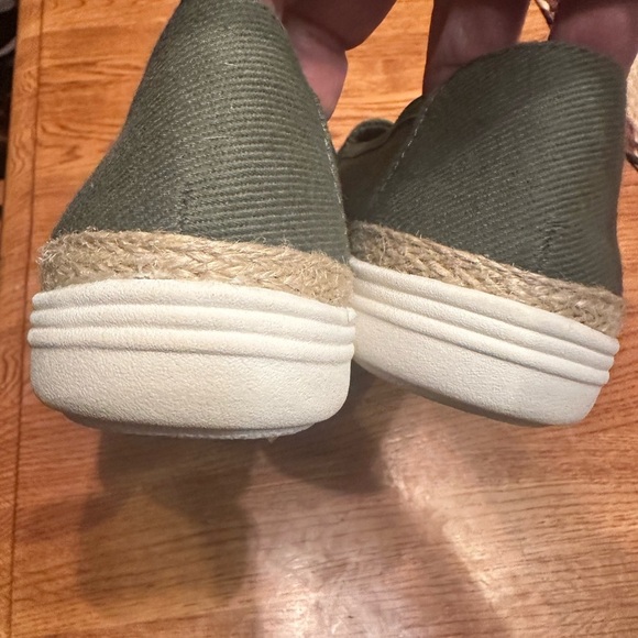 Clarks Women's Pine Green and White Floral Loafers size 8 - Picture 6 of 8